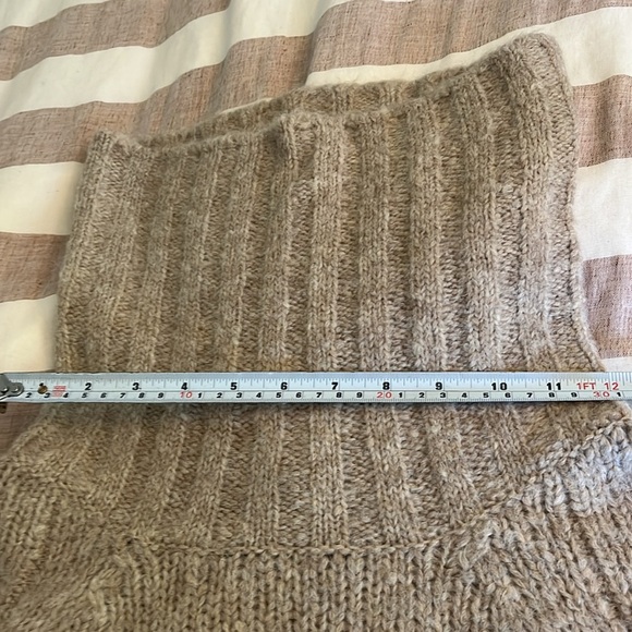 Aritzia Alpaca Blend Plutarch Turtleneck Sweater Size M Taupe Cozy Oversized - Picture 15 of 15